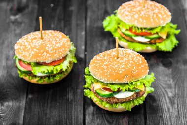 Sığır eti ve sebze, lezzetli hamburger sandviç mangalda et ile çizburger topuz