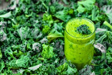 Sebze kavanoz kupa yeşil yaprakları ile kale güler yüzlü