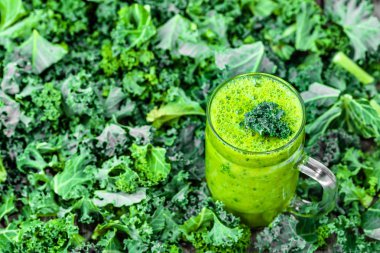 Yeşil yaprakları arka plan üzerinde sebze güler yüzlü, kale Detoks içecek kavanoz içinde