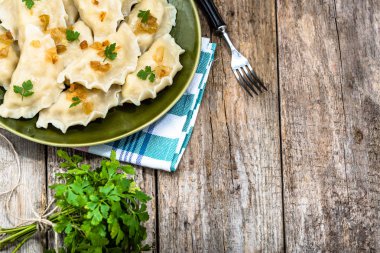 Plaka, ev yapımı yemek kavramı üzerinde kızarmış soğan ile Rus köfte