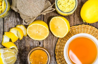 Limonlu çay bardağı, üstten görünüm, düz yatıyordu. Bir soğuk kış günü için vitamin içeceği.