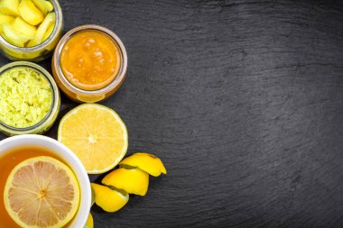 Fincan çay siyah arka plan, üstten görünüm, kopya alanı. Sonbahar sabahı için sıcak içecek.