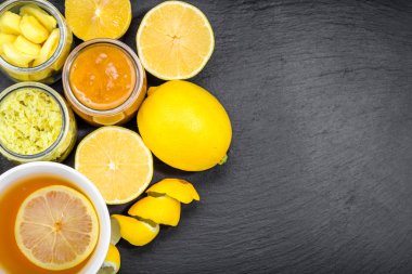 Bir bardak çay, kara tahta üzerinde ek yükü. Sıcak çay soğuk ve grip, metin alanı için doğal maddeler ile