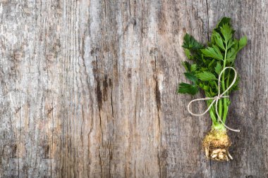 Kök kereviz yaprakları, yerel pazar sebze ahşap arka plan, üstten görünüm, boş alanı ile