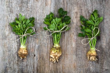 Yumru kereviz yaprakları, yerel pazar sebze, çiftlik taze ürün, organik gıda, vegan diyet kavramı ile