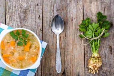 Bir kasede, rustik masada üstten görünüm sebze çorbası