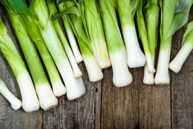 Taze pırasa, yeşil sebze, organik üretim, sağlıklı beslenme kavramı