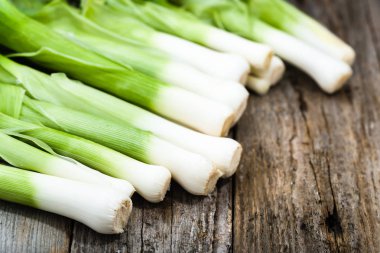 Temiz pırasa, yeşil sebzeler, yerel pazar üretmek rustik çiftlik masaya