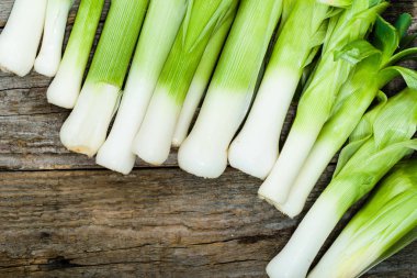 SAP pırasa, yeşil sebzeler, yerel pazar rustik ahşap çiftlik tablo, ek yükü üretmek