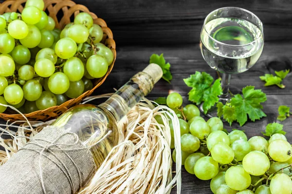 Beyaz şarap şişe ve bardak Yeşil üzüm şarabı. Ahşap kiler mevsimlik ev yapımı şarap.