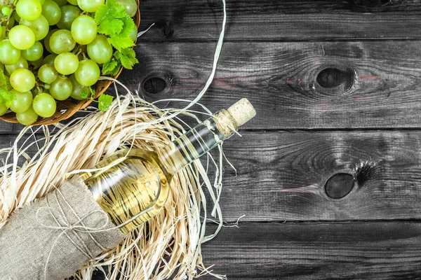 Vitt vin flaska från gröna druva. Hemgjort vin i år trä skafferi, overhead, kopiera utrymme — Stockfoto