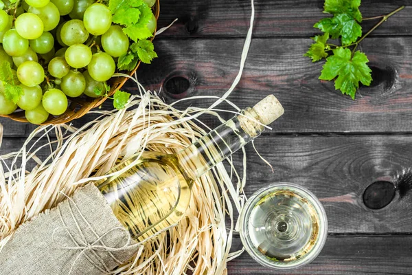 Beyaz şarap şişe ve bardak Yeşil üzüm şarabı. Ahşap kiler mevsimlik ev yapımı şarap.