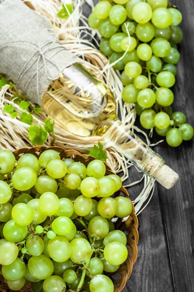 Garrafa de vinho branco de uva verde. Vinho caseiro em despensa de madeira envelhecida . — Fotografia de Stock