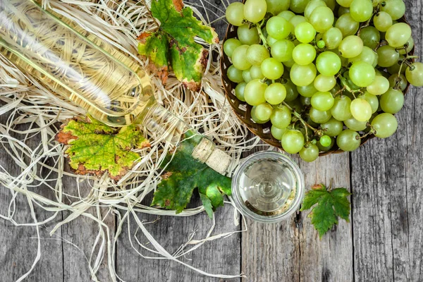 Beyaz şarap şişe ve bardak Yeşil üzüm şarabı. Ahşap kiler mevsimlik ev yapımı şarap.