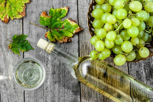 Beyaz şarap şişe ve bardak Yeşil üzüm şarabı. Ahşap kiler mevsimlik ev yapımı şarap.