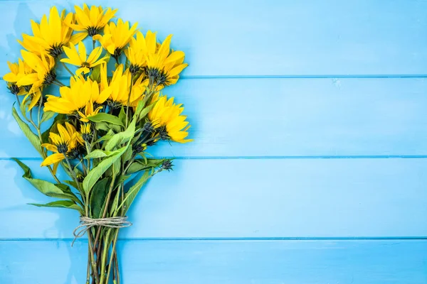 Sarı çiçekler, rustik buket yararlı anneler günü kartı veya düğün davetiyesi