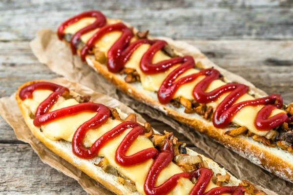 Fırın, lokanta yakın görünümünde de ev yapımı sandviç, baget mantar ve peynir pişmiş