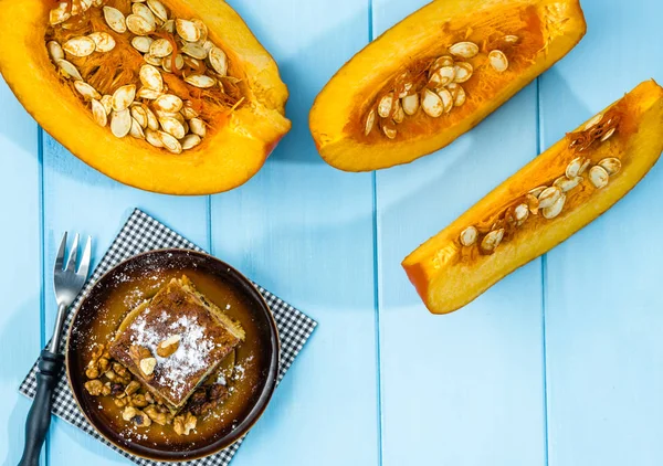 Kürbiskuchen zum Erntedank, selbstgebackenes Backkonzept, flache Lage, Draufsicht — Stockfoto