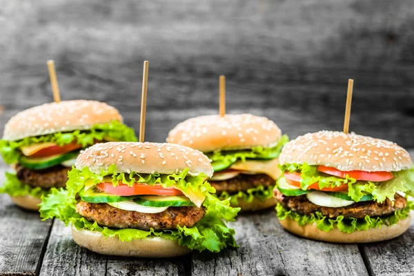 Amerikan burger, sığır eti ve sebze ile hamburger ekmeği