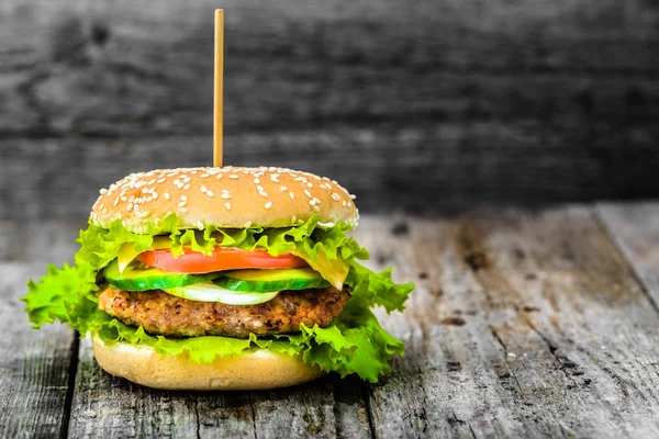 Klasik hamburger rustik arka plan, hamburger, yakın çekim