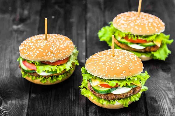 Amerikan çizburger koyu arka plan, hamburger, yakın çekim