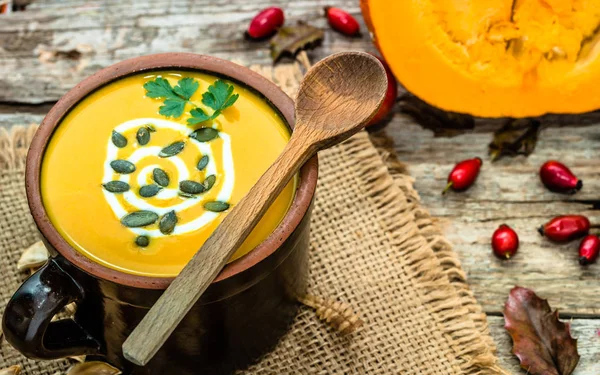 Гарбузовий суп, вегетаріанська їжа, концепція приготування — стокове фото