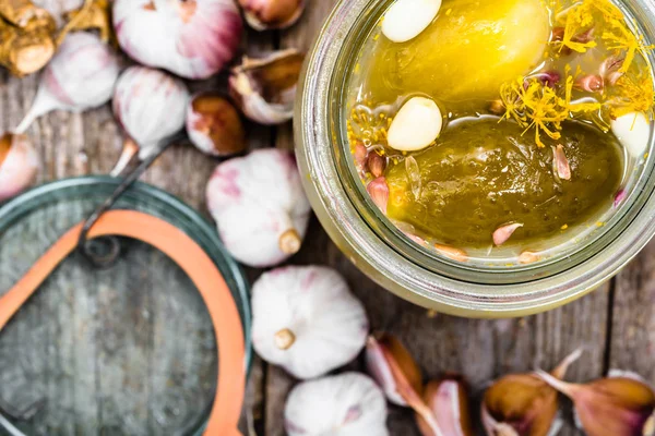 Pepino en escabeche en frasco. Pepinillo casero, conservas de alimentos sobre fondo rústico, vista aérea —  Fotos de Stock