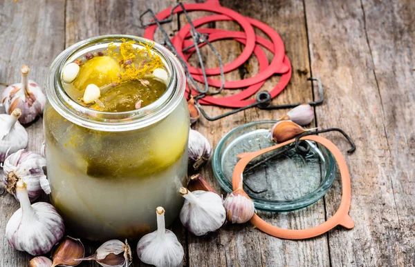 Pepino en escabeche en frasco. Pepinillo casero, conservas de alimentos sobre fondo de madera . —  Fotos de Stock