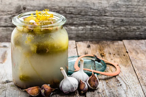 Pepinillos en escabeche en frasco. Pepinillo casero, conservas de alimentos fermentados . —  Fotos de Stock