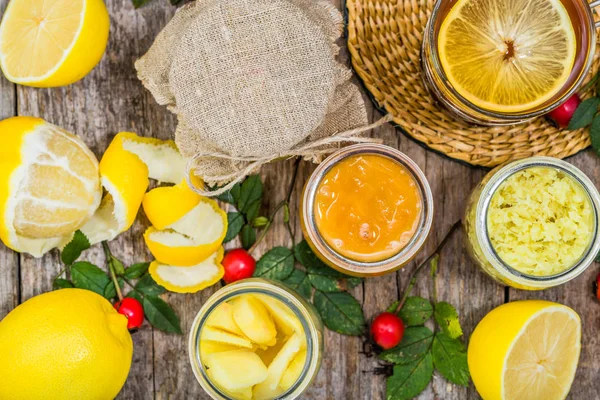 Sıcak çay bardağı, üstten görünüm, düz yatıyordu. Limonlu çay arka plan, görünümü kadar yakın