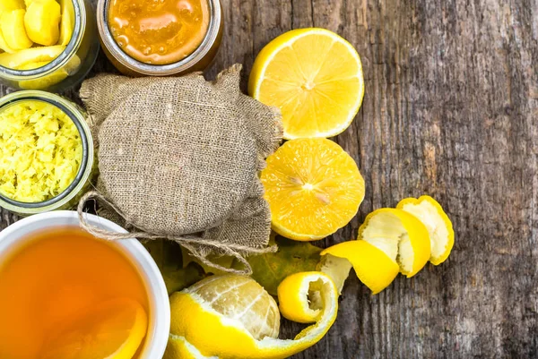 Fincan çay, ahşap arka plan üzerinde üstten görünüm. Zencefil, bal ve limon bir soğuk kış sabahı için ısınma ile sıcak içecek.