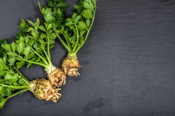 Kereviz, yeşil sebze, organik gıda siyah arka plan üzerine yerel piyasadan kökleri