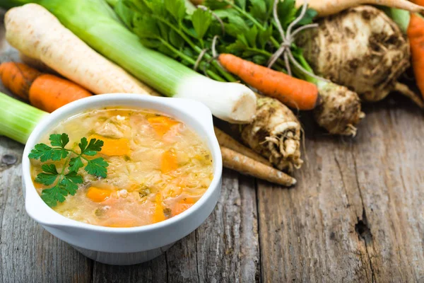 Капустяний суп з овочами, концепція приготування вегетаріанської страви — стокове фото