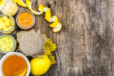 Limonlu çay bardağı, rustik ahşap zemin üzerine üstten görünüm. Sıcak zencefil ısınma ile çay ve soğuk kış akşam için bal.