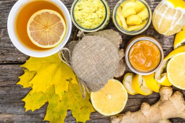 Çay, düz lay, ek yükü. Limon, zencefil ve bal ile sıcak çay.