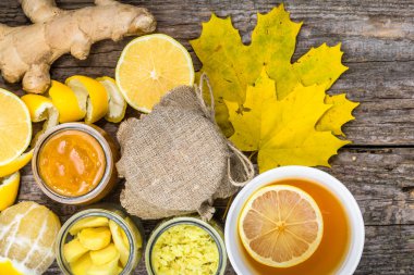 Bir fincan çay limon, tatlım ve zencefil, sıcak içecek, doğal antioksidan, havai görünümü, düz yatıyordu