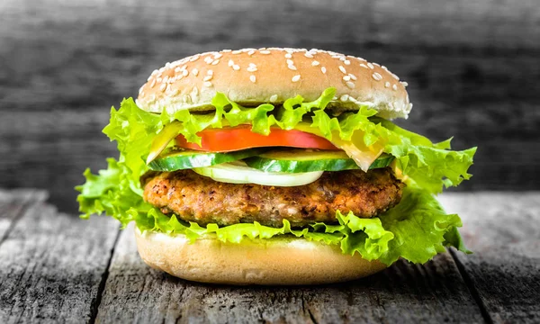 Sığır eti hamburger, yakın çekim, ızgara et ve sebze burger topuz