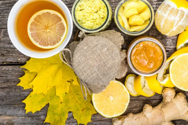 Çay, düz lay, ek yükü. Limon, zencefil ve bal ile sıcak çay.