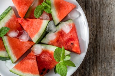 Sulu karpuz, taze meyve dilimleri, plaka üzerinde Görünümü Kapat
