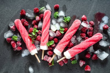 Ahududu dondurmayı buz krem dolgulu