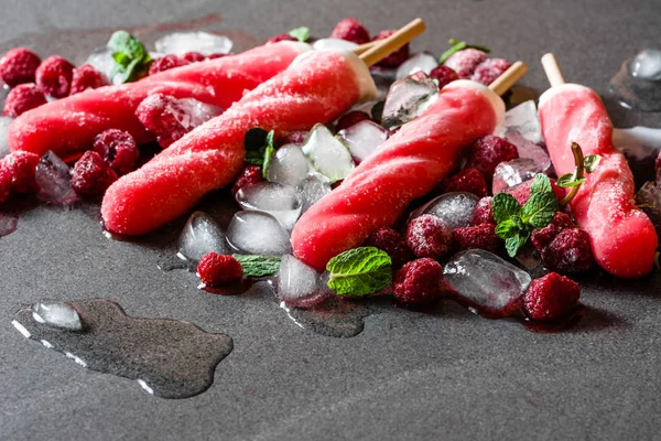 Dondurulmuş meyve, soğuk ile sağlıklı buz çubuklu dondurmayı yaz için aperatif yenileniyor