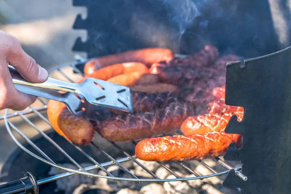 野餐户外烧烤烤架上烤的香肠 — 图库照片