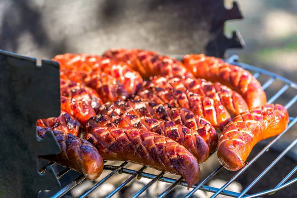 Barbekü ızgara sosis ızgara, hafta sonu parti açık havada ile — Stok fotoğraf