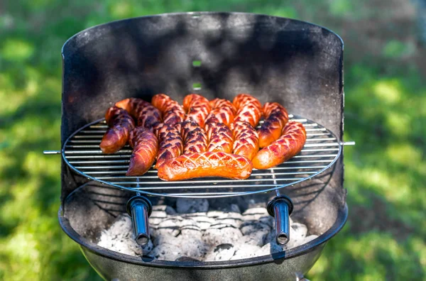 Грибна ковбаса на грилі для барбекю, пікнік на відкритому повітрі — стокове фото