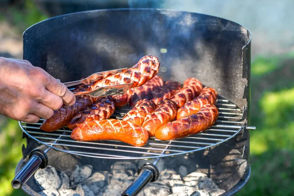 Kiełbasa z grilla na barbecue-grill, piknik na świeżym powietrzu — Zdjęcie stockowe