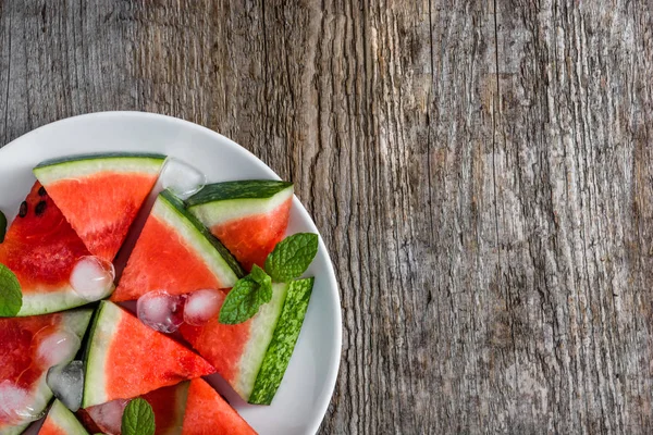 Karpuz dilimleri, taze meyve tabağı, üstten görünüm