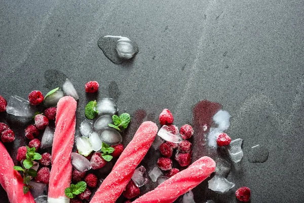 Rotes Eis mit Sommerfrüchten, kalte Erfrischung — Stockfoto