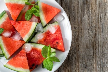 Karpuz dilimleri, taze yaz meyve plaka, portre ve ahşap arka plan üzerinde Üstten Görünüm
