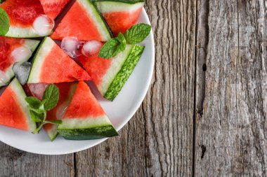 Karpuz dilimleri, taze yaz meyve plaka üzerinde görünümü, üzerinde kapat