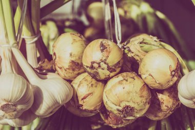 Baharat ve organik tarım tarafından yerel çiftçilerin hasat biyo sebze kurutma sarımsak demetleri, örgü ve soğan asılı